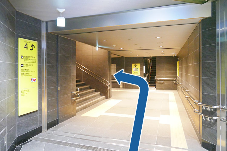 突き当りを左に進むとエレベータホールがあります。